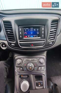 Седан Chrysler 200 2015 в 