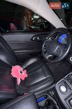 Седан Chrysler 200 2015 в Львове