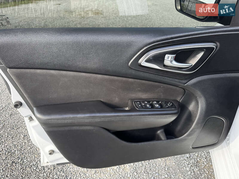 Седан Chrysler 200 2015 в Хусте