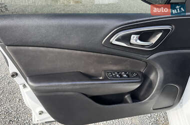 Седан Chrysler 200 2015 в 