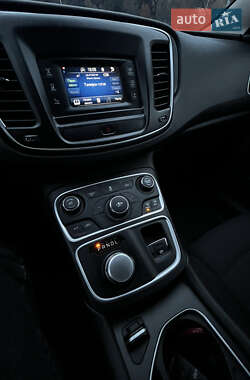 Седан Chrysler 200 2015 в 
