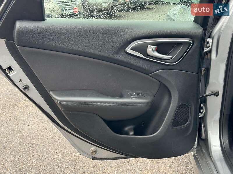 Седан Chrysler 200 2014 в Виннице