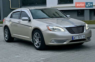 Седан Chrysler 200 2014 в Новояворівську