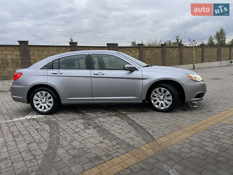 Седан Chrysler 200 2014 в Дубні