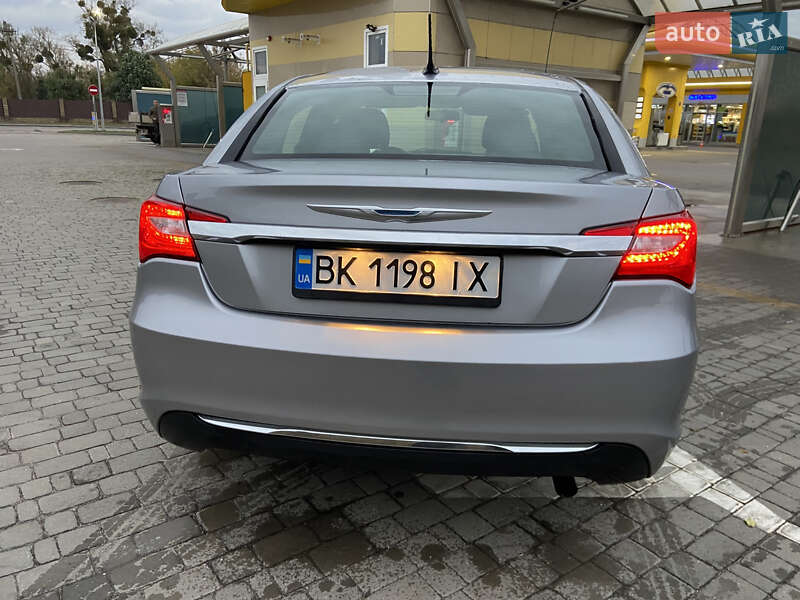 Седан Chrysler 200 2014 в Дубні