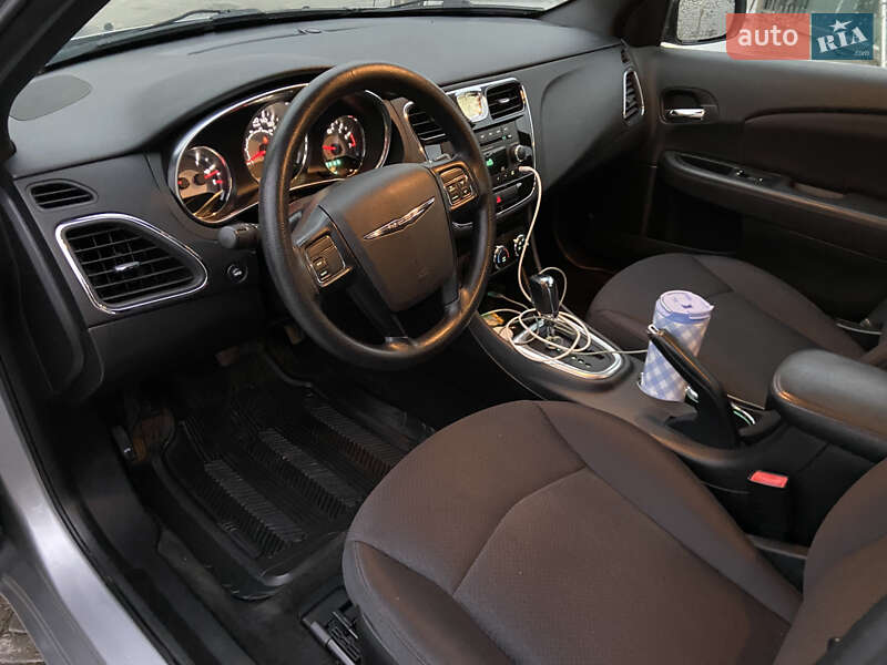 Седан Chrysler 200 2014 в Дубні