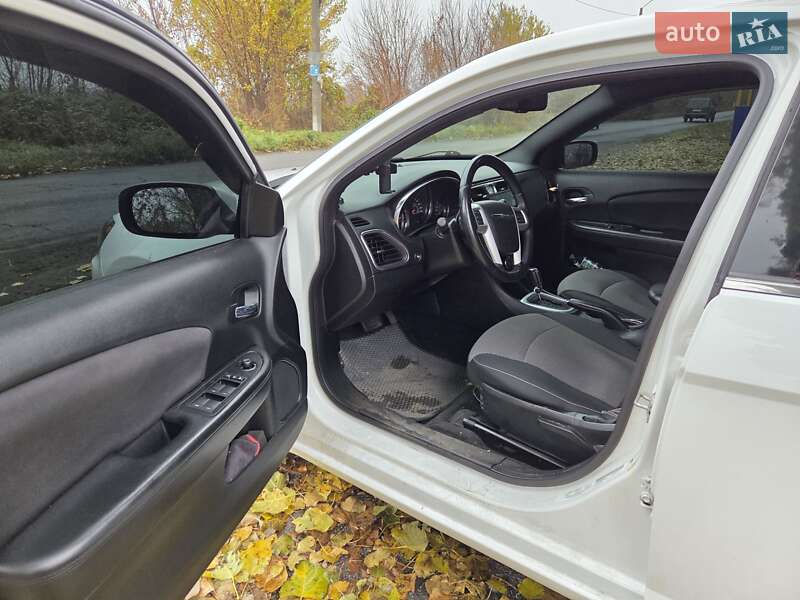 Седан Chrysler 200 2013 в Дніпрі