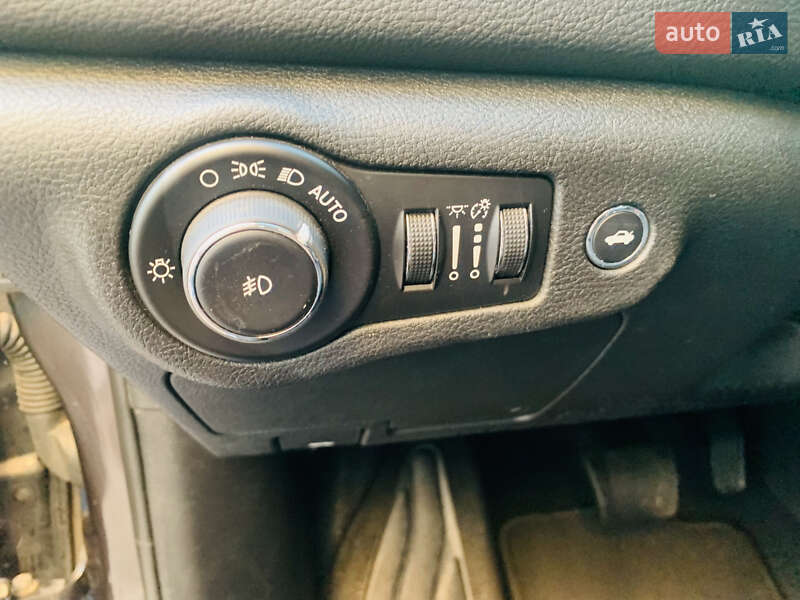 Седан Chrysler 200 2015 в Києві фото 51 Седан Chrysler 200 2015 в Києві