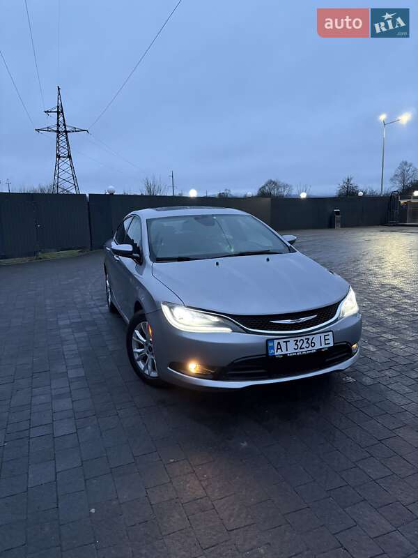 Седан Chrysler 200 2015 в Долине