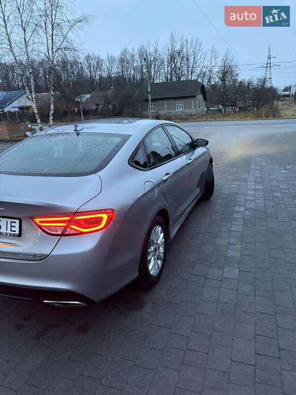 Седан Chrysler 200 2015 в Долине