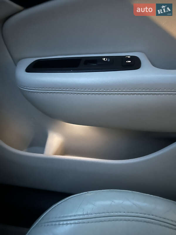 Седан Chrysler 200 2014 в Чернівцях