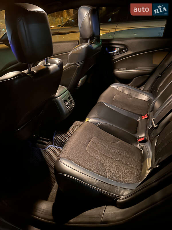 Седан Chrysler 200 2015 в Киеве