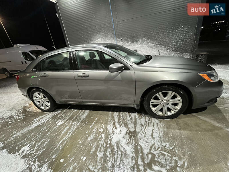 Седан Chrysler 200 2013 в Красном