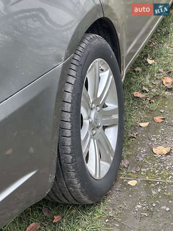 Седан Chrysler 200 2013 в Красном