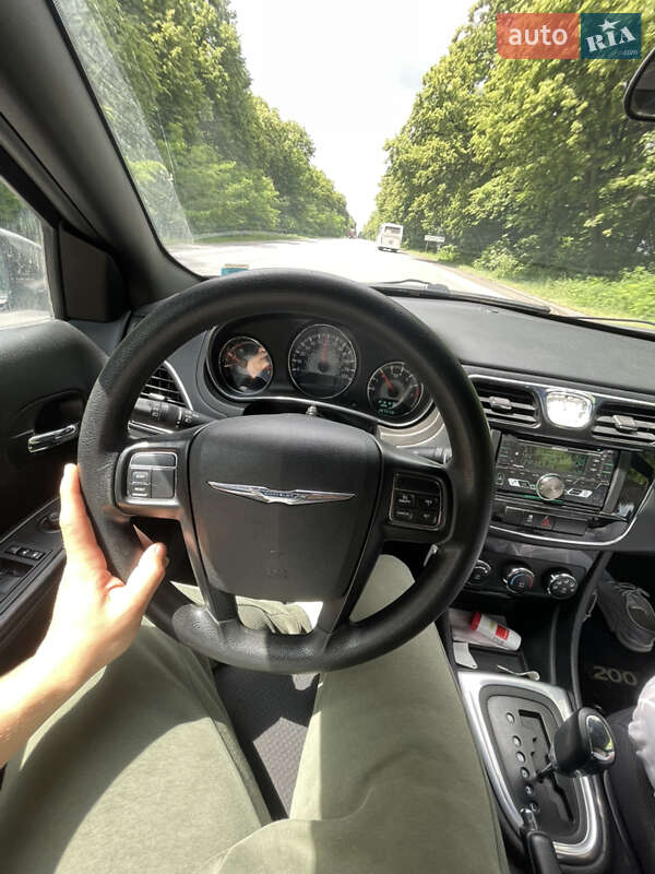 Седан Chrysler 200 2013 в Красном