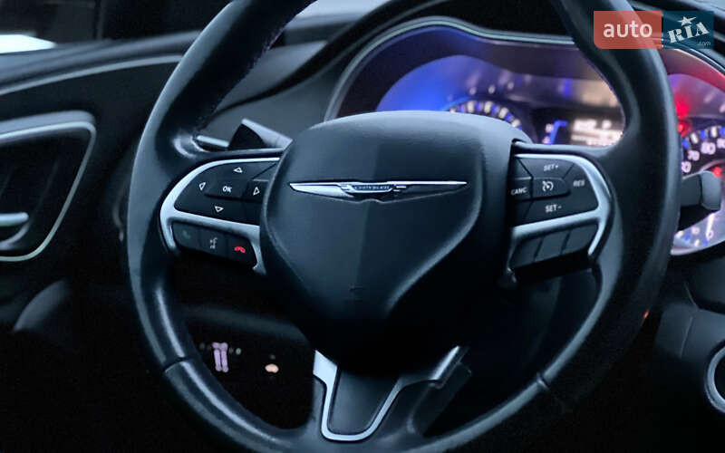 Седан Chrysler 200 2016 в Львове