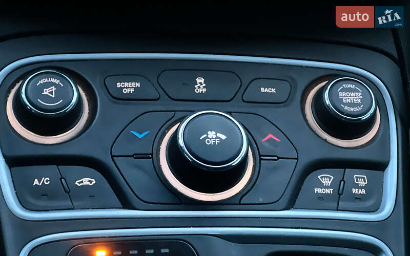 Седан Chrysler 200 2016 в Львове