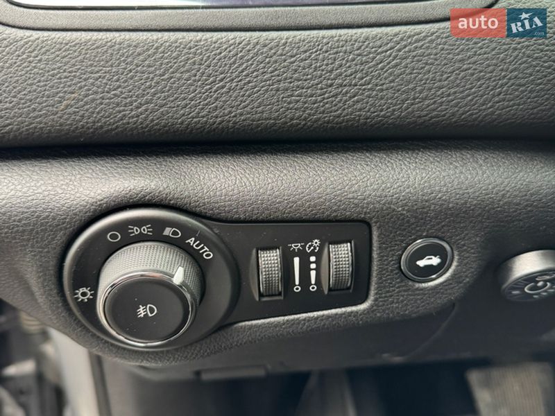 Седан Chrysler 200 2016 в Киеве фото 5 Седан Chrysler 200 2016 в Киеве