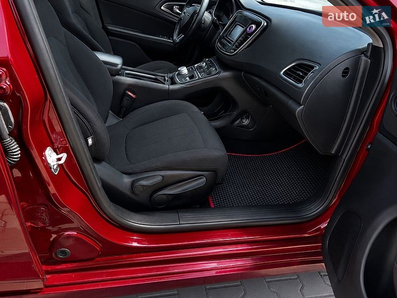 Седан Chrysler 200 2015 в Черновцах