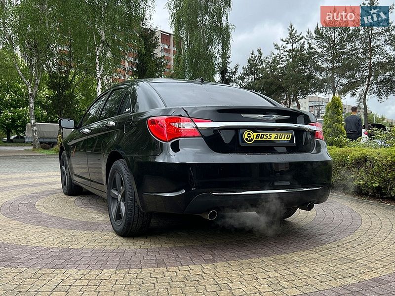 Седан Chrysler 200 2013 в Львове