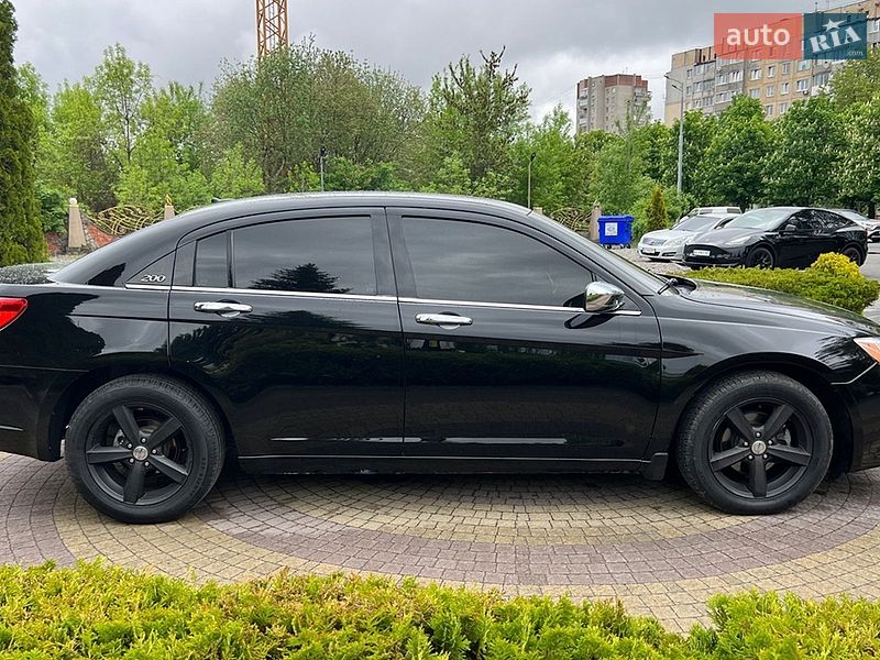Седан Chrysler 200 2013 в Львове