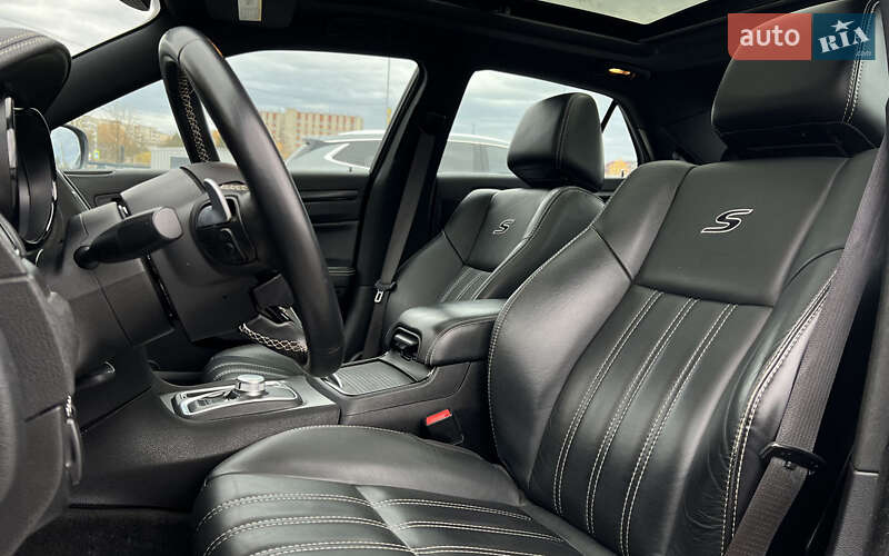 Седан Chrysler 300 S 2015 в Львові