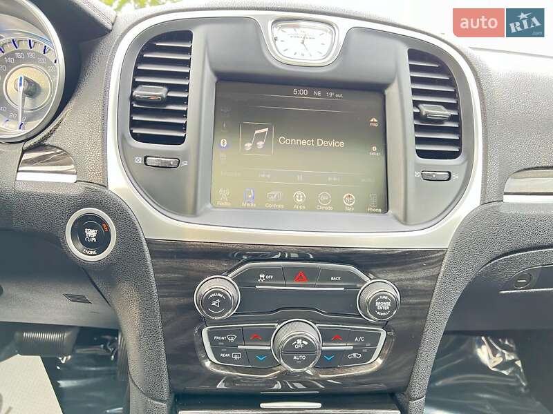 Седан Chrysler 300 2016 в Києві