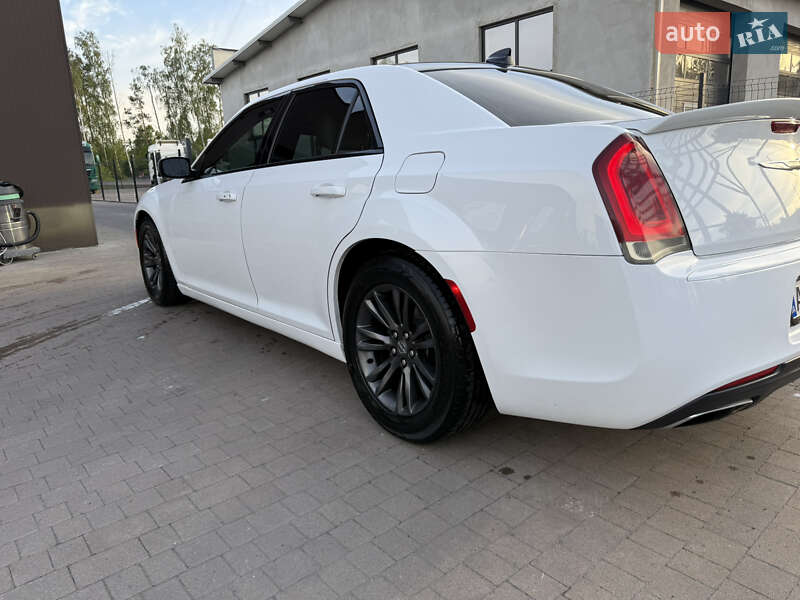 Седан Chrysler 300 2017 в Ковелі
