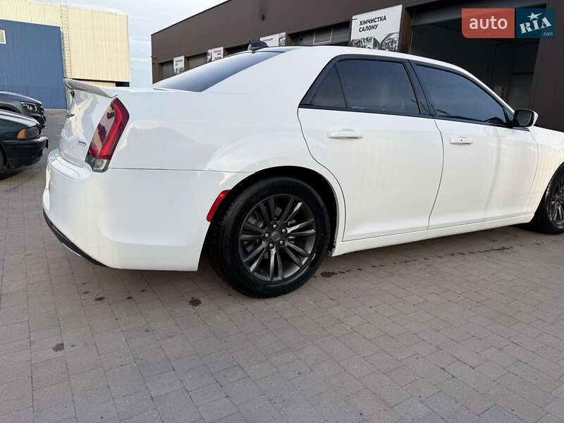 Седан Chrysler 300 2017 в Ковелі