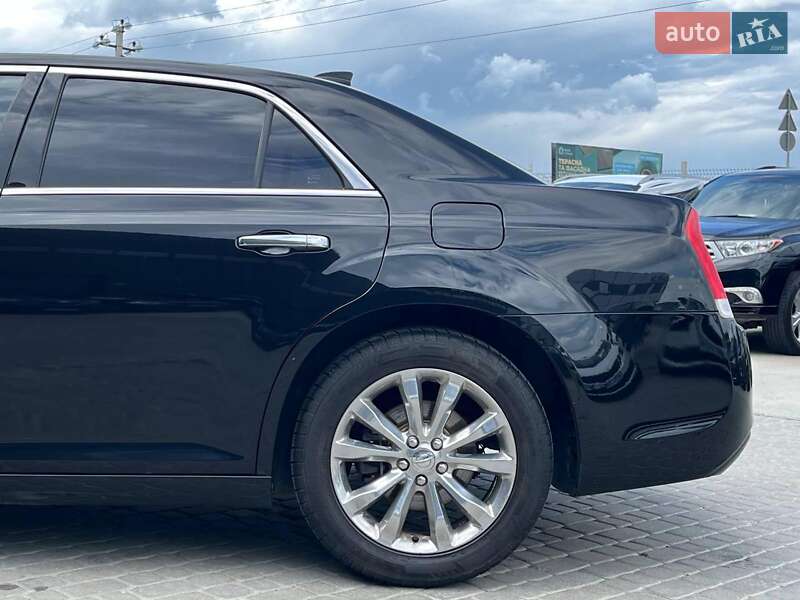 Седан Chrysler 300 2018 в Львове