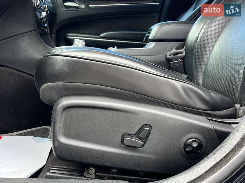 Седан Chrysler 300 2018 в Львове