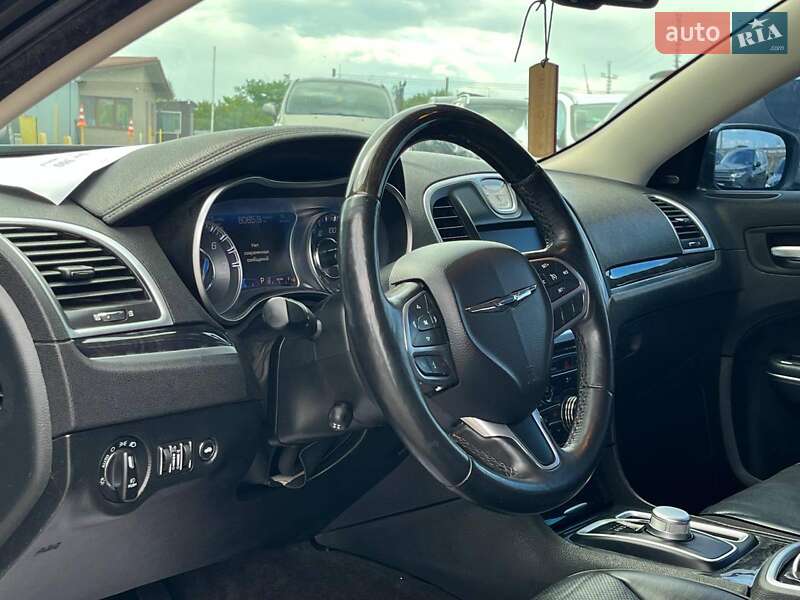 Седан Chrysler 300 2018 в Львове