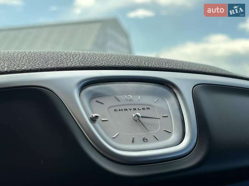 Седан Chrysler 300 2018 в Львове