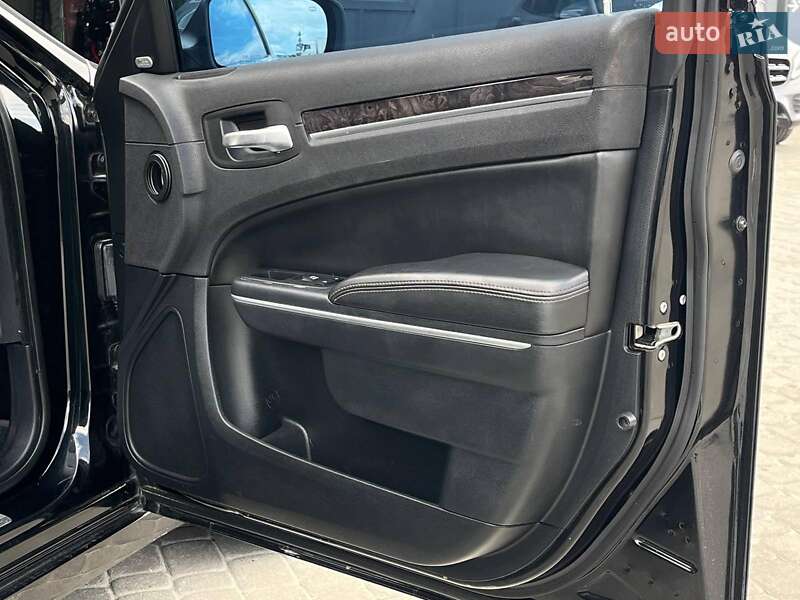 Седан Chrysler 300 2018 в Львове
