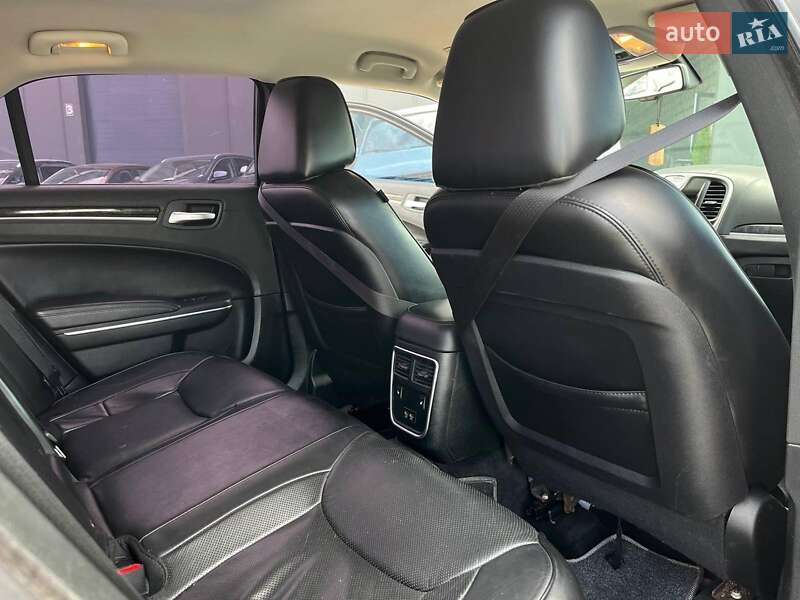Седан Chrysler 300 2018 в Львове