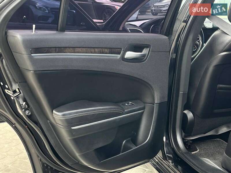 Седан Chrysler 300 2018 в Львове