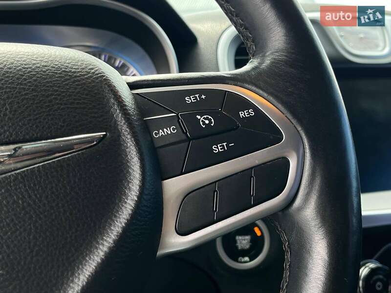 Седан Chrysler 300 2018 в Львове