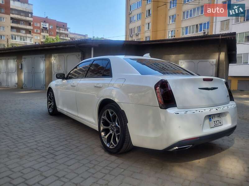 Седан Chrysler 300 2018 в Ивано-Франковске