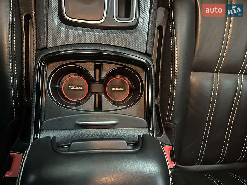 Седан Chrysler 300 2016 в Хмельницком