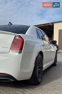 Седан Chrysler 300 2017 в  фото 17 Седан Chrysler 300 2017 в