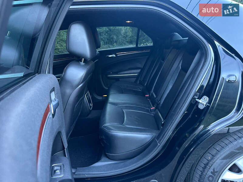 Седан Chrysler 300 2012 в Києві