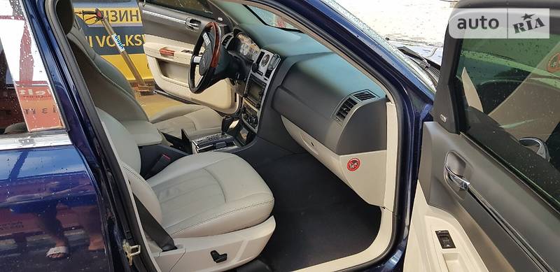 Седан Chrysler 300C 2005 в Кельменцях