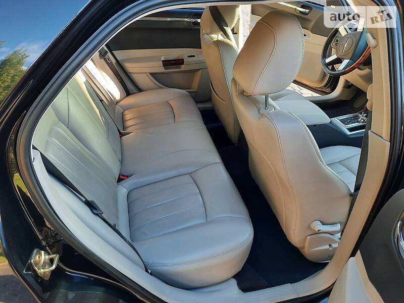 Седан Chrysler 300C 2006 в Смілі