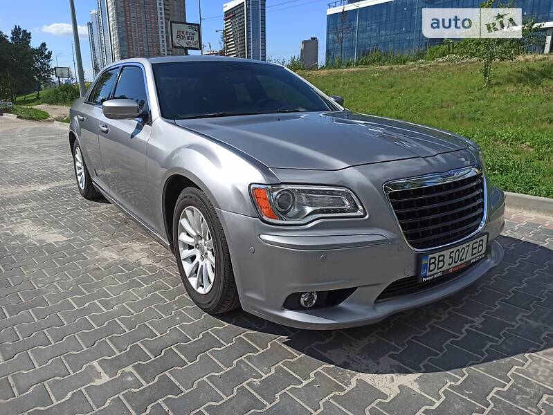 Седан Chrysler 300C 2013 в Киеве