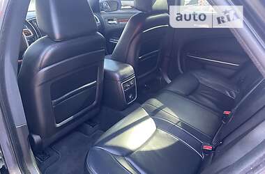Седан Chrysler 300C 2013 в 