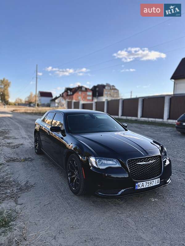 Седан Chrysler 300C 2019 в 