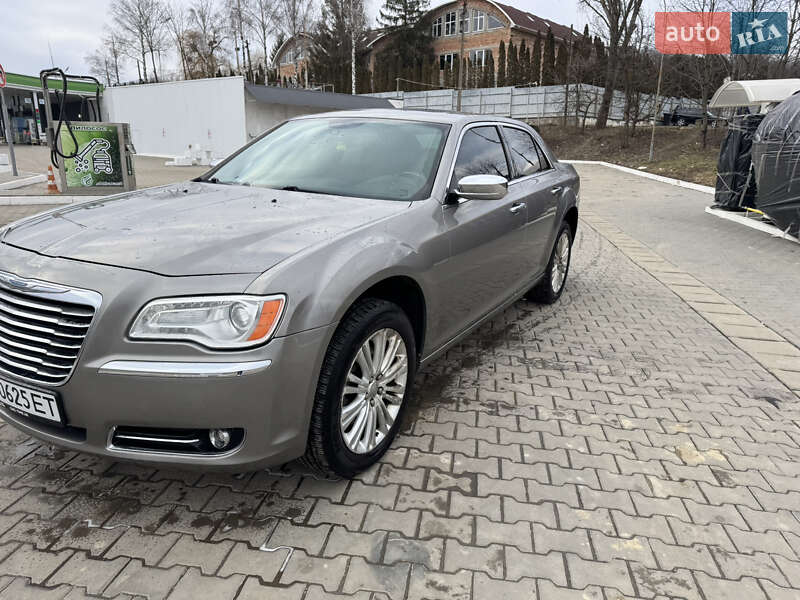Седан Chrysler 300C 2014 в Черновцах