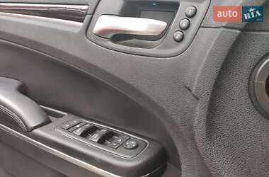 Седан Chrysler 300C 2012 в 
