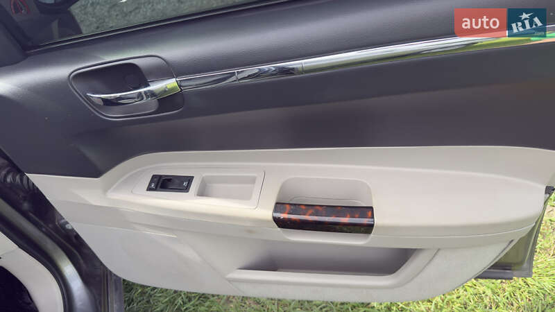 Седан Chrysler 300C 2006 в Звягеле