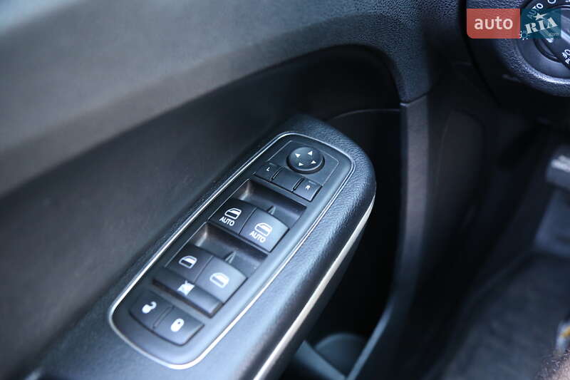 Седан Chrysler 300C 2013 в Киеве